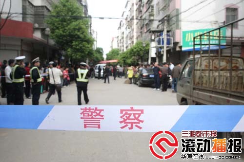 4月27日下午3点，衡东县城区，一辆三菱越野车冲进一家裁缝店，造成2死2伤的惨剧。三湘都市报记者 李凌摄