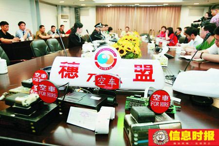 伪造出租车的顶灯和车内计价器制造得十分逼真。龙成关 摄