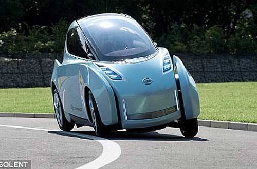 图中展示的是在拐弯的路面环境下，日产Land Glide的车体可以自动倾斜