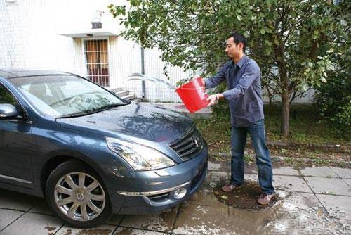 自己洗车莫用肥皂 十二点洗车注意事项