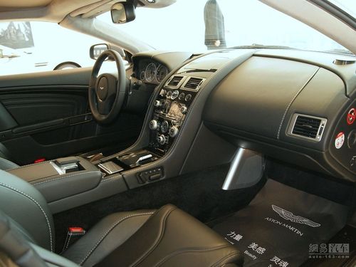 阿斯顿·马丁DBS MANUAL VOLANTE
