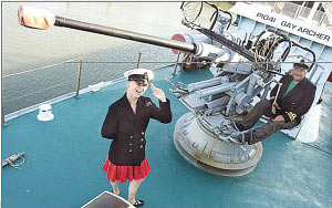 保罗和妻子在装修过的战舰上