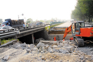 京张高速发生大堵车百余公里路需走两天(组图)