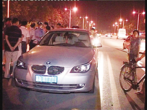 酒后逞凶 打了被撞者再打交警义愤群众 出拳教训宝马司机(组图)