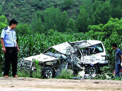 警车被撞进路边玉米地里。