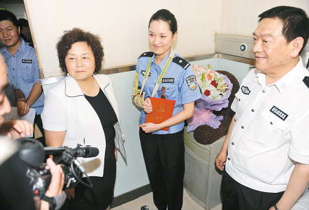 “西安最美女交警”荣获个人一等功(组图)