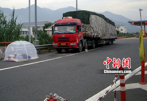 司机停车休息在高速路出口搭蚊帐睡觉(图)