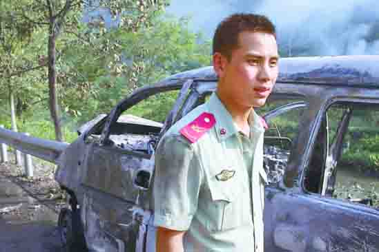 　为了救人，小左的衣服上沾上了血迹。