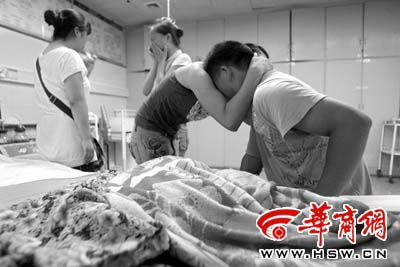 活泼可爱的女儿走了,父母抱头痛哭 实习记者 于卓 摄