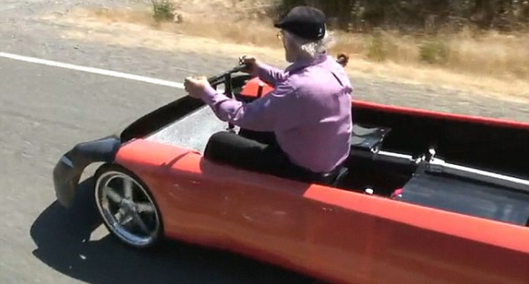 格林伍德在路上摇动手柄，驾车前进。