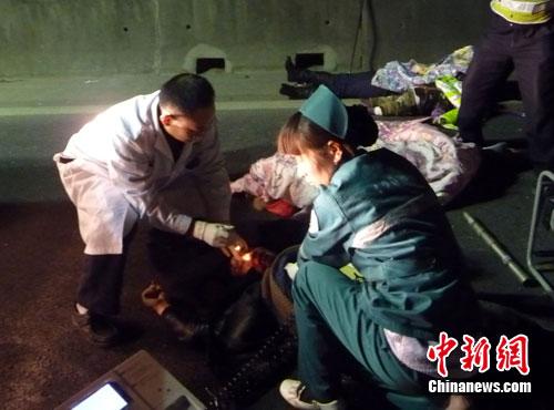 事故发生时，肇事面包车上一共有10个人，其中4名是小孩。据了解，面包车核载5人，实载10人。朱万洲 摄