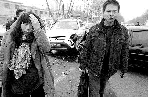 被撞的车上，走下满脸是血的孕妇