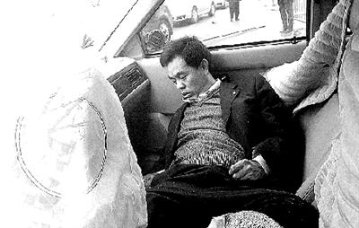 撞车后，他躺在车里睡着了