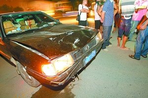 男子驾驶公车撞死7岁女童拖行妇女500米(图)