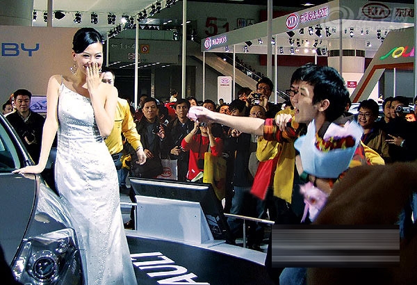 答应还是不答应 车模尴尬遭遇现场求婚