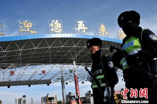 青海一处收费站1日最多遭800辆车冲卡 特警上岗