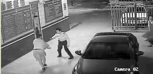 民警拦住想逃跑的劫匪