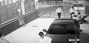 民警合力将劫匪按住