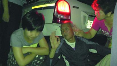 早报讯 60多岁的老大爷推着电动车在小区路边跟邻居聊天,一辆红色的海马轿车在他身后停下了。车上女司机想让老人让路,双方交流时,女司机一再口出恶言,惹得周围居民气愤不已。“她怎么能这么跟老人说话,她一定要下车跟老人道歉。”前天晚上9时40分左右,海马轿车被海岸锦城小区的居民们堵在路上,女司机拨打110报警求助。民警劝解了两个多小时,女司机最终向老人道歉,老人表示谅解后,气愤的居民们才散开。