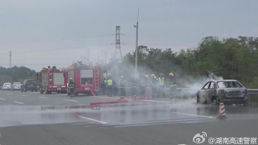 轿车起火现场。