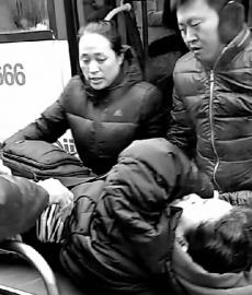 廉女士等人将晏女士抬到担架车上新文化记者邓胜男摄