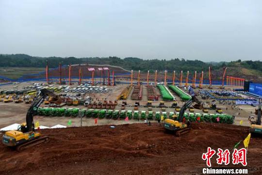 成都天府国际机场开工仪式在简阳举行。　张浪摄