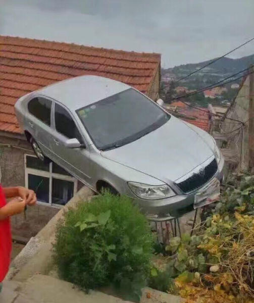 车子挂在墙上。