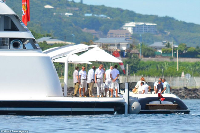 奥巴马和米歇尔在拍照。